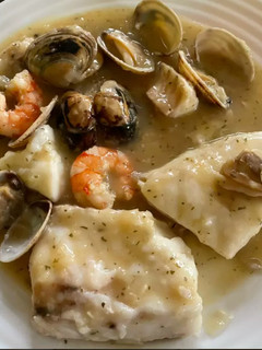 Una foto de Merluza con langostinos y almejas en Mambo