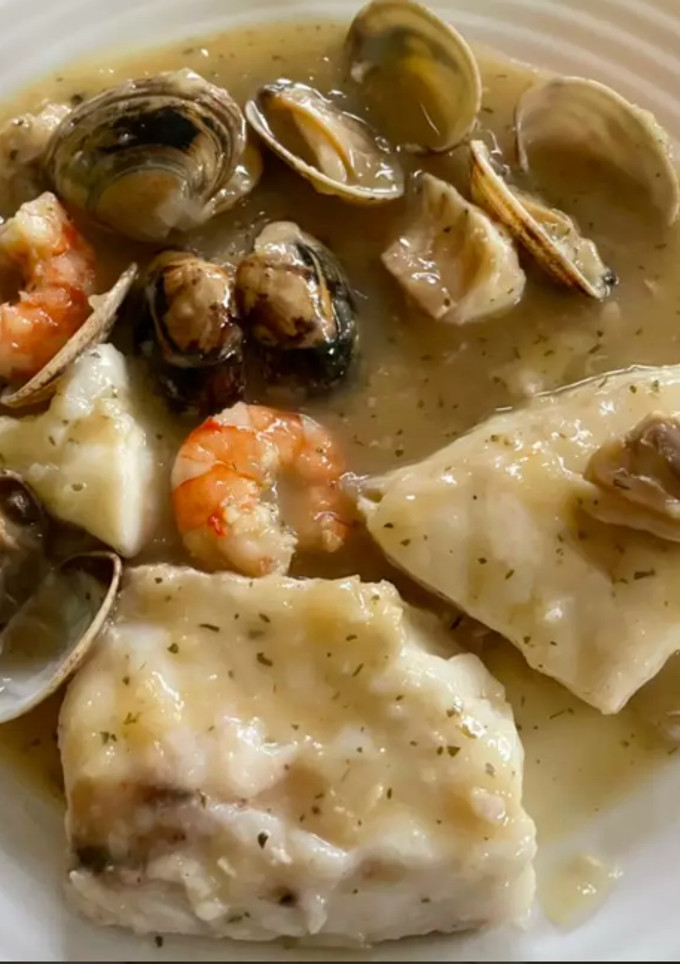 Una foto de Merluza con langostinos y almejas en Mambo