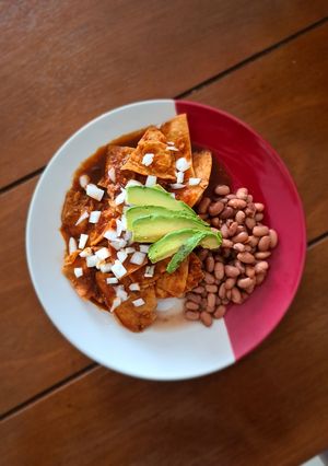 Una foto de Chilaquiles rojos veganos
