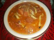 Una foto de jurel salsa de tomates