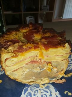Una foto de Pastel de patata jamón serrano y queso