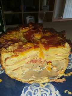 Una foto de Pastel de patata jamón serrano y queso
