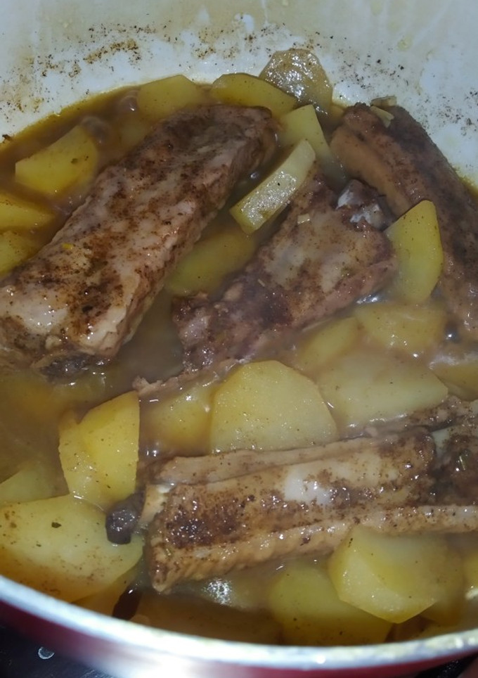 Una foto de Costilla en salsa de pimentón y vino blanco