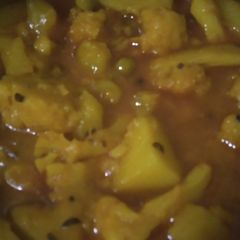 A picture of Cauliflower with potatoes and peas.