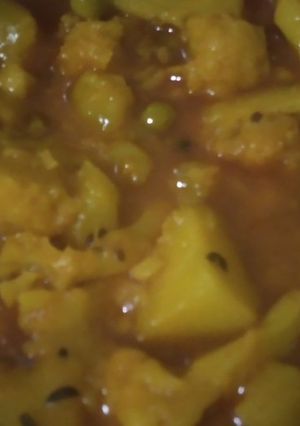 A picture of Cauliflower with potatoes and peas.
