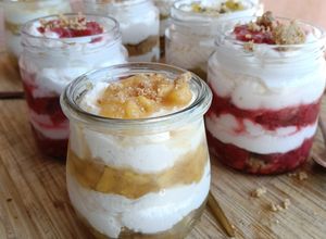Foto principal de Vasitos Variados de Cheesecake y Frutas con Crumble de Avena