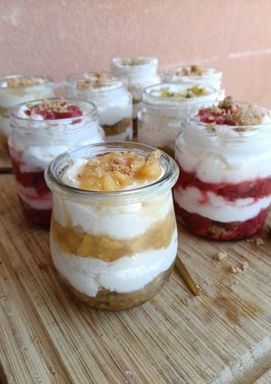 Una foto de Vasitos Variados de Cheesecake y Frutas con Crumble de Avena