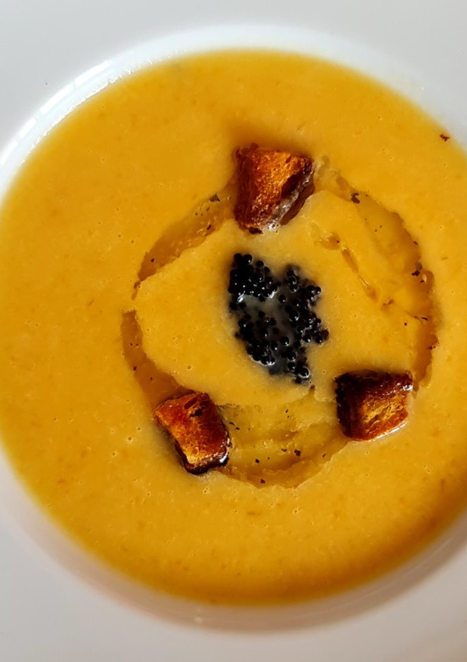 Una foto de Crema de purrusalda con huevas y aceite de albahaca