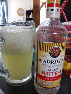 Una foto de Agua mineral con pepino y limón 🍸🍋