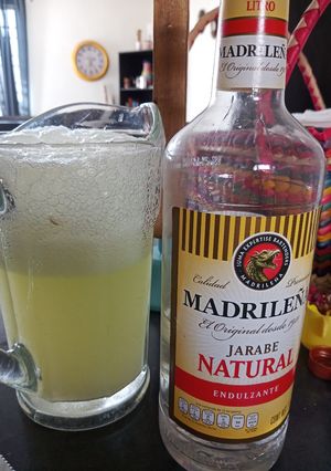 Una foto de Agua mineral con pepino y limón 🍸🍋