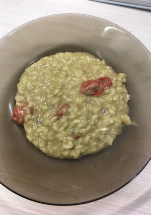 Spenótos-gorgonzolás rizottó koktélparadicsommal recept fotója