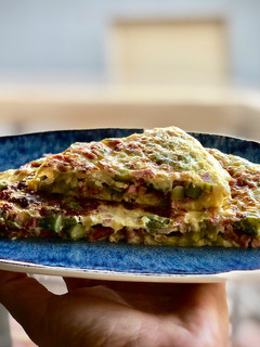 Una foto de Tortilla de espárragos trigueros con jamón