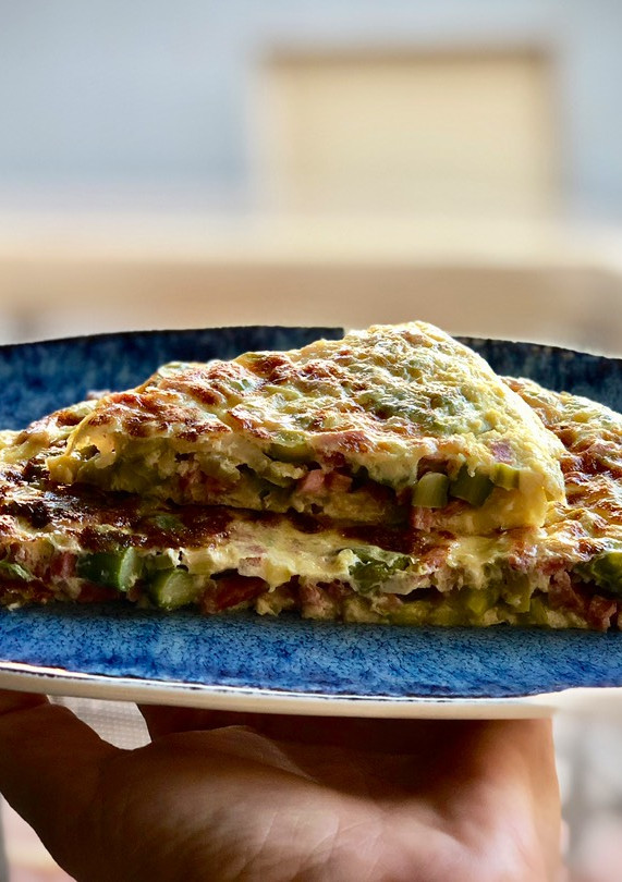 Una foto de Tortilla de espárragos trigueros con jamón