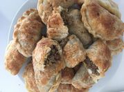 Una foto de empanada de cebollin