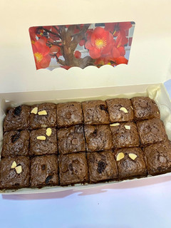Foto resep Shiny Crust Brownies Potong