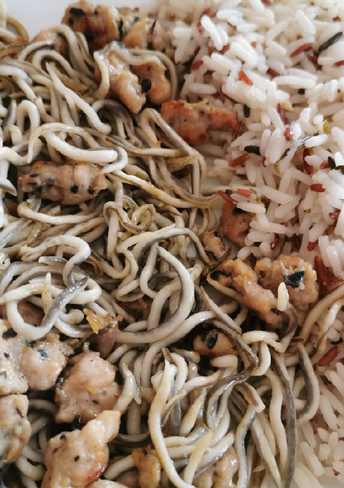 Una foto de Arroz con hamburguesas a mi manera Y