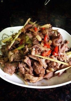Hình của món Lưỡi lợn xào sả ớt.