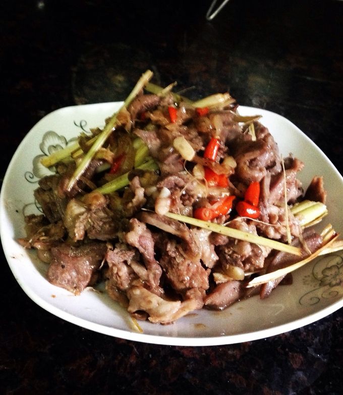 Hình của món Lưỡi lợn xào sả ớt.