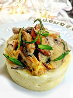 Una foto de Gravy de setas con puré de patatas