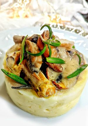 Una foto de Gravy de setas con puré de patatas