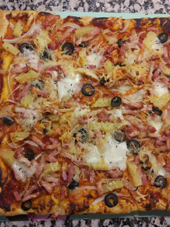 Una foto de Pizza de hojaldre con bacon, piña, aceitunas negras Y TRUFA💜