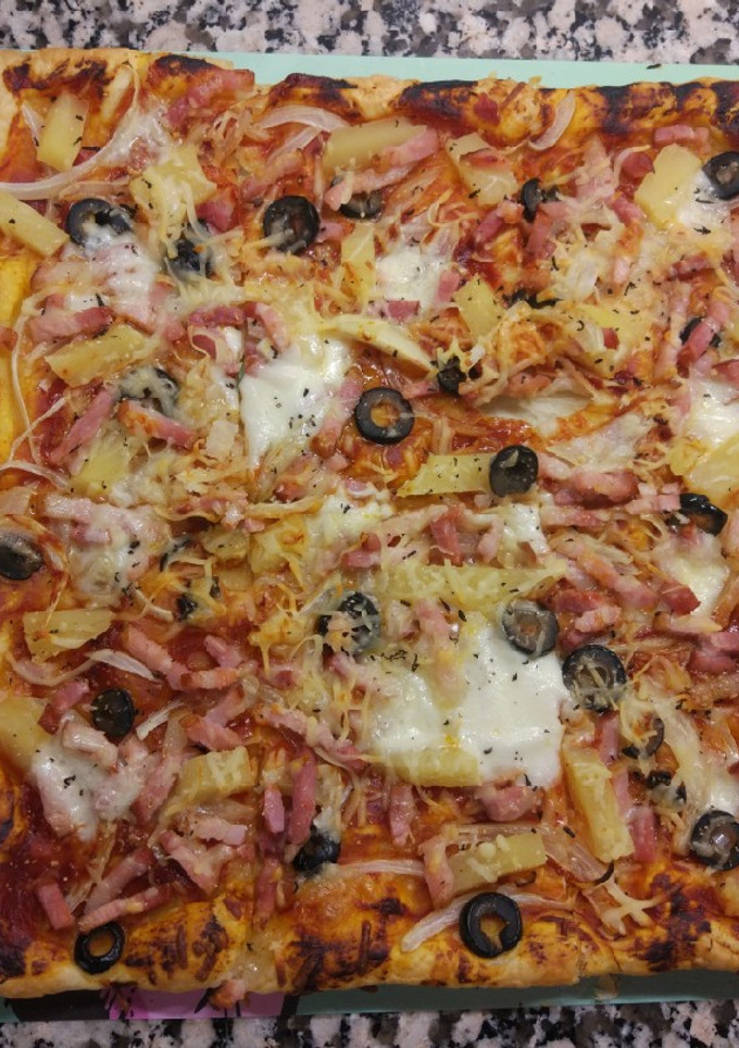 Una foto de Pizza de hojaldre con bacon, piña, aceitunas negras Y TRUFA💜
