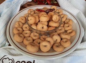 Foto di Tarallini pugliesi al vino bianco e con peperoncino piccante