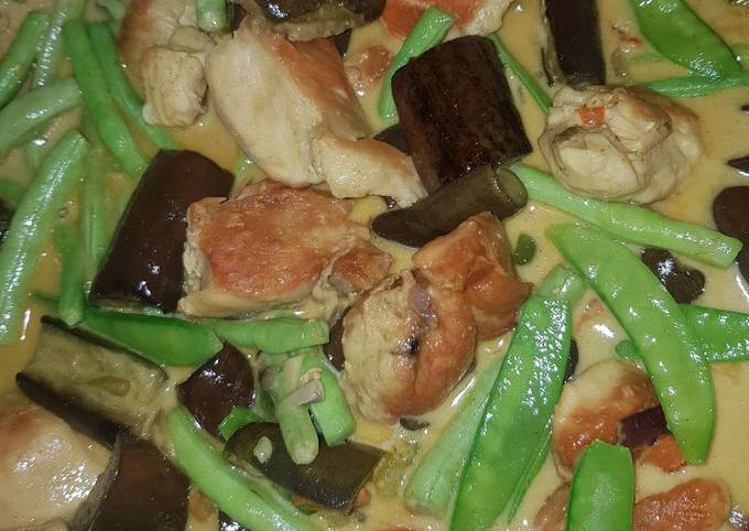 How to Prepare Favorite Thai Green Curry with Chicken