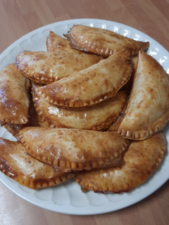 Una foto de Empanadillas rellenas de atún, huevo y aceitunas