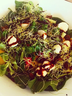 Una foto de Ensalada de espinacas y frutas