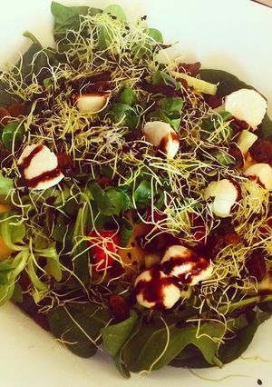 Una foto de Ensalada de espinacas y frutas