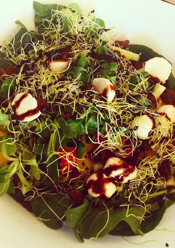 Una foto de Ensalada de espinacas y frutas