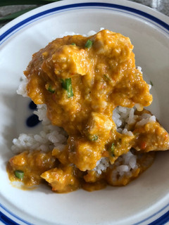 Una foto de Pollo al curry con arroz blanco