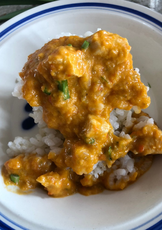 Una foto de Pollo al curry con arroz blanco
