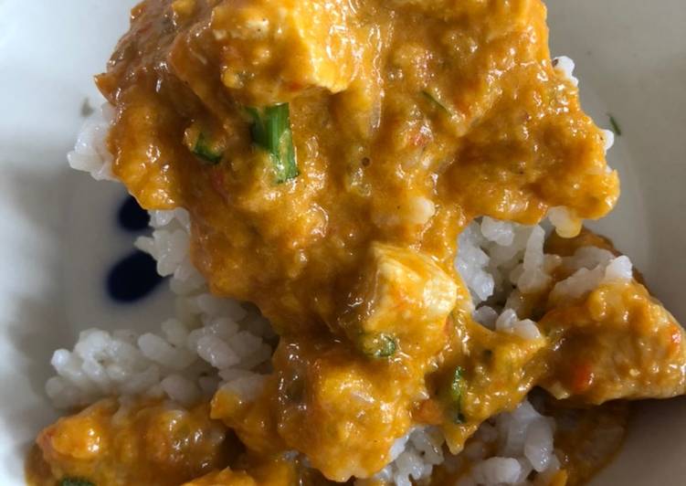 Pollo al curry con arroz blanco