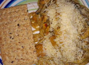 Una foto de Pastas de arroz con pollo, salchicha pietran y champiñones
