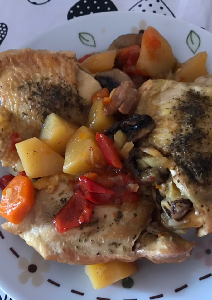 Una foto de Pollo con verduras en sartén eléctrica