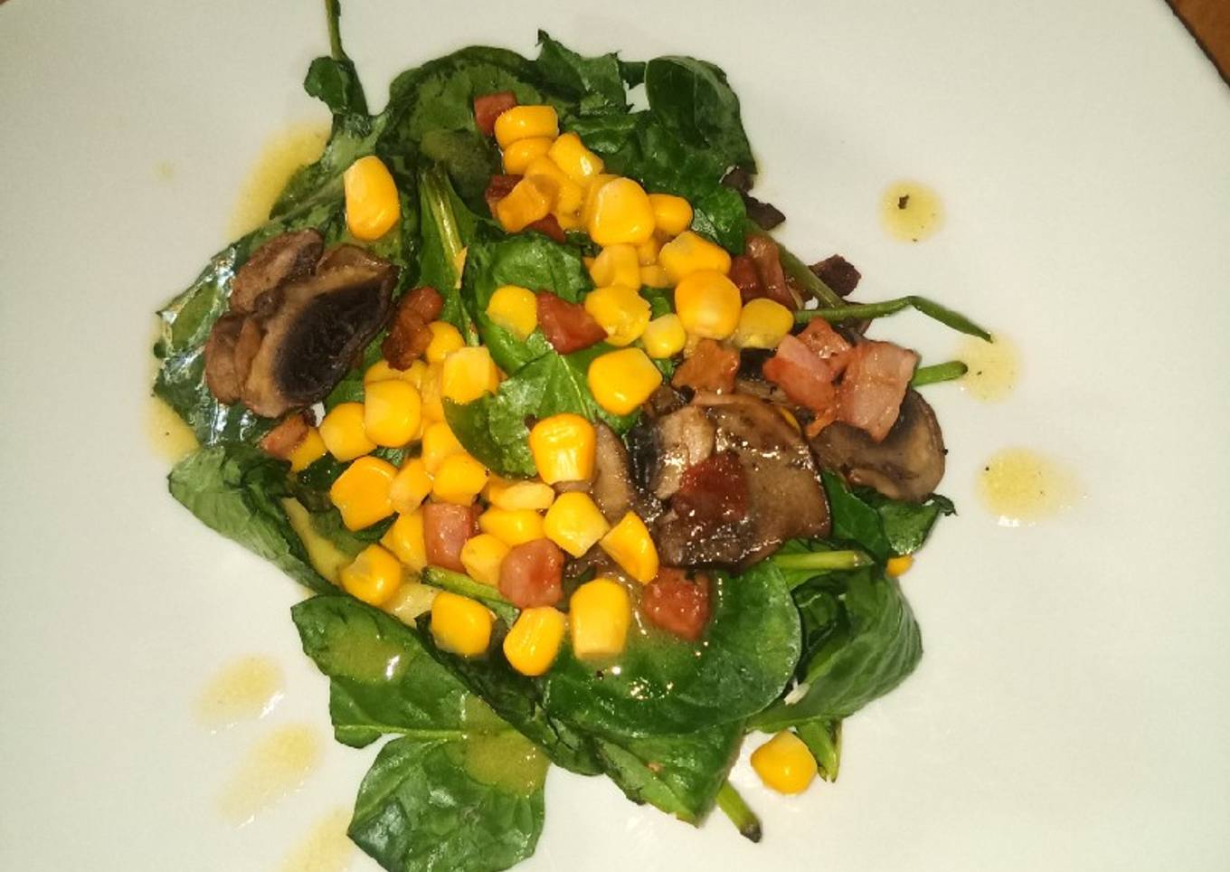 Ensalada de espinacas con tocino mixta