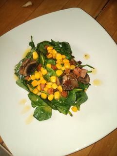 Una foto de Ensalada de espinacas con tocino mixta
