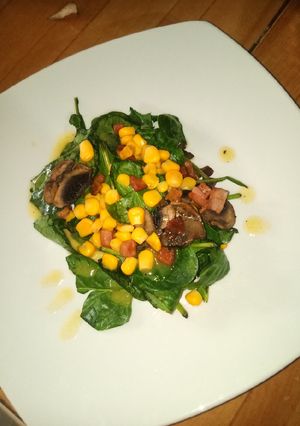 Una foto de Ensalada de espinacas con tocino mixta