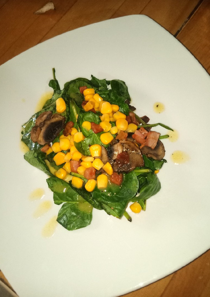 Una foto de Ensalada de espinacas con tocino mixta