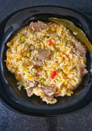 Una foto de Guiso de carne y arroz 🥩🍚