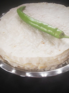 तांदळाची भाकरी (tandalachi bhakhri recipe in marathi) रेसिपी चे मुख्य फोटो