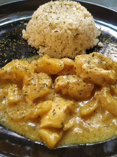Una foto de Pollo al curry con colirroz