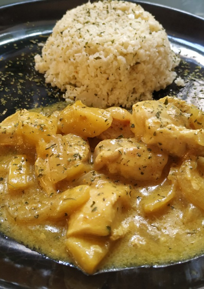 Una foto de Pollo al curry con colirroz