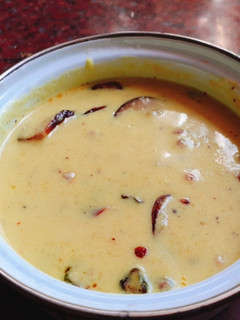 வெண்டைக்காய் கத்திரிக்காய் மோர் குழம்பு (Vendakkai Kathrikai Moor Kulambu Recipe in tamil) செய்முறை முக்கிய புகைப்படம்