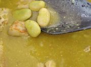 Una foto de carne de puerco en salsa verde