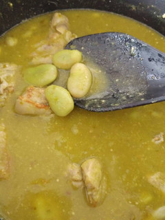 Una foto de Carne de puerco en salsa verde con habas verdes