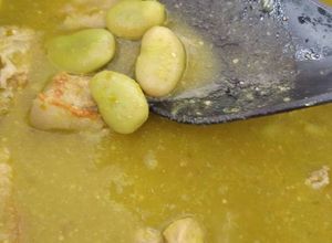 Una foto de Carne de puerco en salsa verde con habas verdes