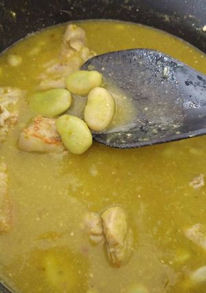 Una foto de Carne de puerco en salsa verde con habas verdes